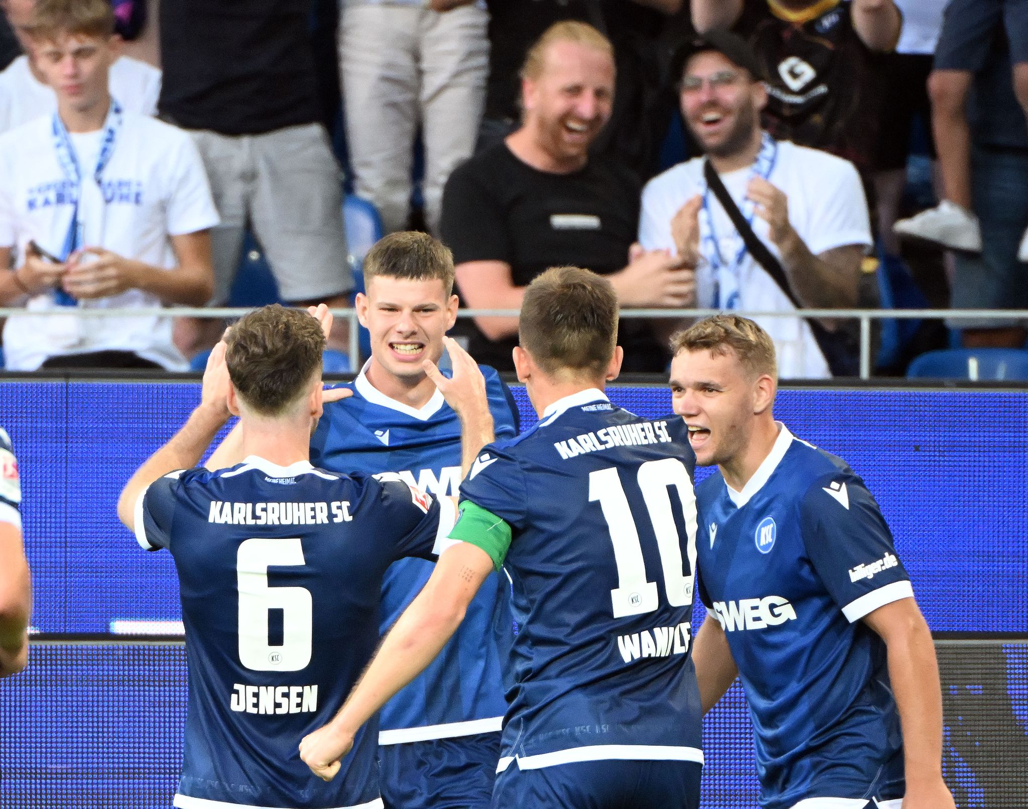 Andrin Hunziker (2. v. l.) führte den Karlsruher SC zu einem hart erkämpften Sieg gegen die SV Elversberg.