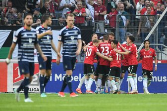 Hannover jubelt: Jessic Ngankam (2vr) trifft im Nordduell mit dem Hamburger SV. Hannover jubelt: Jessic Ngankam (2vr) trifft im Nordduell mit dem Hamburger SV.