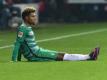 Bremens Serge Gnabry sitzt verletzt am Boden. Foto: Carmen Jaspersen