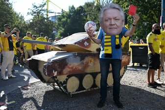 Proteste der BVB-Fans gegen die umstrittene Partnerschaft mit Rheinmetall Proteste der BVB-Fans gegen die umstrittene Partnerschaft mit Rheinmetall