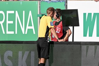 Schiedsrichter Sascha Stegemann schaut sich die Hand-Szene an. Schiedsrichter Sascha Stegemann schaut sich die Hand-Szene an.