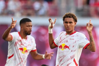 Auf dem Weg nach oben: Antonio Nusa (r) erzielte für RB Leipzig in zwei Spielen zwei Tore. Auf dem Weg nach oben: Antonio Nusa (r) erzielte für RB Leipzig in zwei Spielen zwei Tore.
