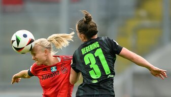 Münchens Pernilla Harder (l) und Wolfsburgs Marina Hegering gelten mit ihren Clubs als heiße Titelkandidaten. Münchens Pernilla Harder (l) und Wolfsburgs Marina Hegering gelten mit ihren Clubs als heiße Titelkandidaten.