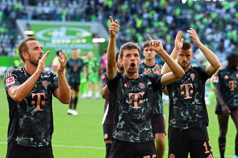 Der neue Bundesliga-Rekordspieler des FC Bayern: Thomas Müller feiert den Sieg in Wolfsburg.