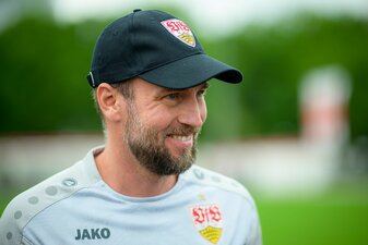 Darf sich womöglich auf einen neuen Verteidiger freuen: VfB-Trainer Sebastian Hoeneß. Darf sich womöglich auf einen neuen Verteidiger freuen: VfB-Trainer Sebastian Hoeneß.