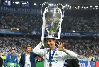 Wird für seine vielen Rekorde geehrt: Cristiano Ronaldo beim Champions-League-Triumph 2018 mit Real Madrid. Wird für seine vielen Rekorde geehrt: Cristiano Ronaldo beim Champions-League-Triumph 2018 mit Real Madrid.