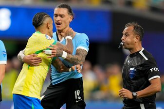 Darwin Nunez (blaues Trikot) wurde wegen einer Prügelei im Spiel gegen Kolumbien lange gesperrt. Darwin Nunez (blaues Trikot) wurde wegen einer Prügelei im Spiel gegen Kolumbien lange gesperrt.