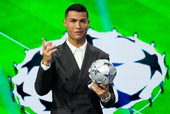 Nach der Ehrung kommt die Nationalmannschaft: Ronaldo ist wieder für Portugal dabei. Nach der Ehrung kommt die Nationalmannschaft: Ronaldo ist wieder für Portugal dabei.
