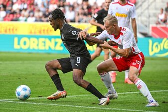 Rassige Zweikämpfe in Regensburg: Fürths Noel Futkeu (l) gegen Jahn-Verteidiger Louis Breunig.