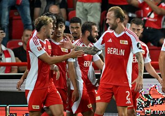 Die Berliner feiern den Sieg gegen Aufsteiger St. Pauli. Die Berliner feiern den Sieg gegen Aufsteiger St. Pauli.