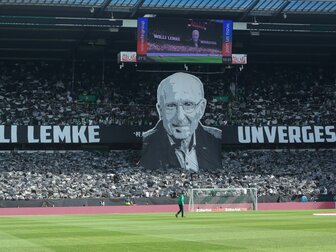 Spektakuläre Choreo: Weserstadion gedenkt Lemke Spektakuläre Choreo: Weserstadion gedenkt Lemke