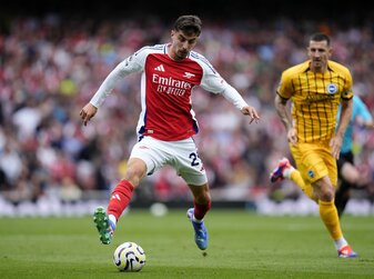 Kai Havertz (l) bringt den FC Arsenal mit einem Lupfer in Führung. Kai Havertz (l) bringt den FC Arsenal mit einem Lupfer in Führung.