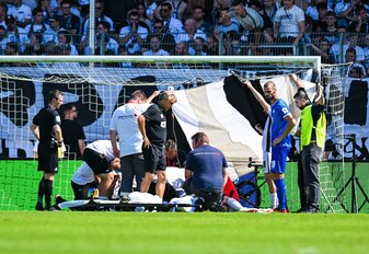 Der Elversberger Florian Le Joncour wird auf dem Platz behandelt. Der Elversberger Florian Le Joncour wird auf dem Platz behandelt.