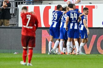 Am Ende eines turbultenden Spiels in Kaiserslautern durften die Gäste von Hertha BSC jubeln. Am Ende eines turbultenden Spiels in Kaiserslautern durften die Gäste von Hertha BSC jubeln.