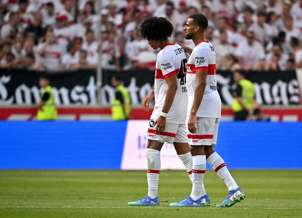Enttäuscht nach dem Remis gegen Mainz: Die Stuttgarter Anrie Chase (l.) und Josha Vagnoman.