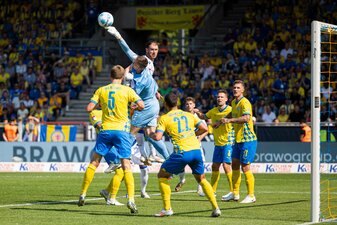 Faustabwehr geglückt: Braunschweigs Torwart Lennart Grill gegen Karlsruhe in Aktion. Faustabwehr geglückt: Braunschweigs Torwart Lennart Grill gegen Karlsruhe in Aktion.