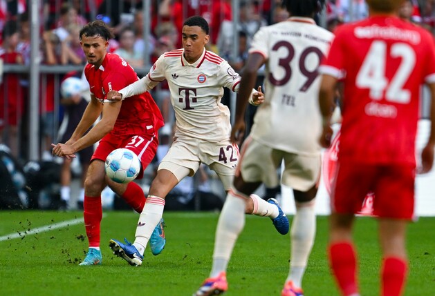 Bevor die heutigen Bayern-Profis gegen Freiburg spielten, wurden die Europokalsieger von 1974 geehrt.