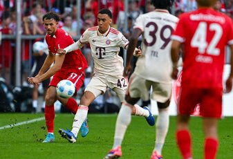 Bevor die heutigen Bayern-Profis gegen Freiburg spielten, wurden die Europokalsieger von 1974 geehrt. Bevor die heutigen Bayern-Profis gegen Freiburg spielten, wurden die Europokalsieger von 1974 geehrt.