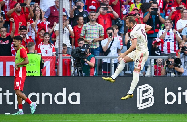 Harry Kane jubelt nach seinem Elfmetertor.