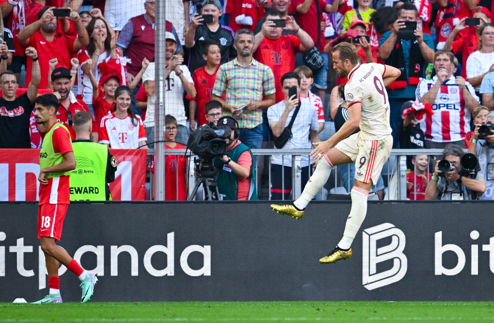 Harry Kane jubelt nach seinem Elfmetertor.