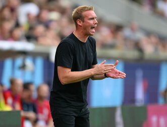 Tommy Stroot ist mit einer xxxxx in seine letzte Bundesliga-Saison als Trainer des VfL Wolfsburg gestartet. Tommy Stroot ist mit einer xxxxx in seine letzte Bundesliga-Saison als Trainer des VfL Wolfsburg gestartet.