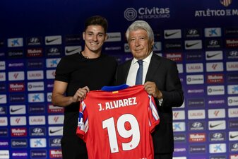 Der teuerste Transfer des Sommers: der Argentinier Julian Alvarez von Atletico Madrid. Der teuerste Transfer des Sommers: der Argentinier Julian Alvarez von Atletico Madrid.