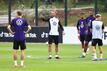 Bundestrainer Julian Nagelsmann (M) leitet das erste Training.