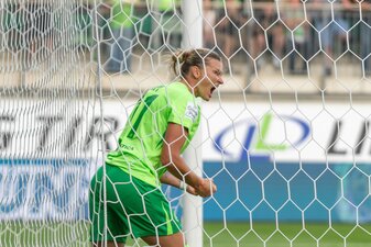 Alexandra Popp im Netz, der Ball nicht: Trotzdem zählte der Ausgleich der Wolfsburgerin. Alexandra Popp im Netz, der Ball nicht: Trotzdem zählte der Ausgleich der Wolfsburgerin.