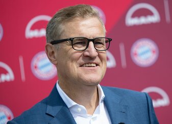 Bayern-Boss Jan-Christian Dreesen will seinen Club im Ausland selbst vermarkten können. Bayern-Boss Jan-Christian Dreesen will seinen Club im Ausland selbst vermarkten können.