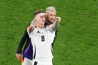 Die Nummer acht trägt jetzt Andrich statt Kroos. Die Nummer acht trägt jetzt Andrich statt Kroos.