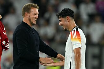 Das passt: Julian Nagelsmann (l) findet Aleksandar Pavlovic als Sechser richtig gut. Das passt: Julian Nagelsmann (l) findet Aleksandar Pavlovic als Sechser richtig gut.