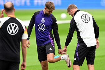 Niclas Füllkrug (M) nach seinem vergeblichen Härtetest beim Abschlusstraining im Gespräch mit Bundestrainer Julian Nagelsmann (r). Niclas Füllkrug (M) nach seinem vergeblichen Härtetest beim Abschlusstraining im Gespräch mit Bundestrainer Julian Nagelsmann (r).