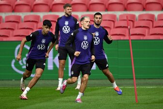 Deniz Undav (r), hier beim Abschlusstraining, ersetzt den angeschlagenen Niclas Füllkrug (M). Deniz Undav (r), hier beim Abschlusstraining, ersetzt den angeschlagenen Niclas Füllkrug (M).