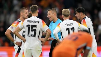 Deutschlands Spieler waren mit den Entscheidungen des Schiedsrichters nicht immer einverstanden. Deutschlands Spieler waren mit den Entscheidungen des Schiedsrichters nicht immer einverstanden.