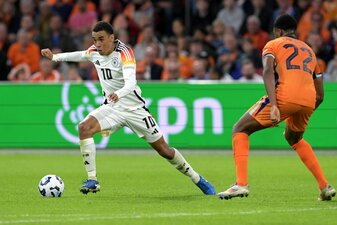Jamal Musiala (l) glänzte zuletzt auch wieder in den Länderspielen, hier beim 2:2 gegen die Niederlande. Jamal Musiala (l) glänzte zuletzt auch wieder in den Länderspielen, hier beim 2:2 gegen die Niederlande.