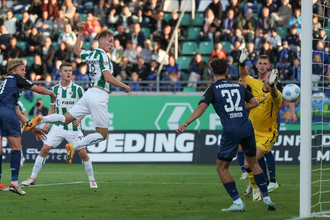Münsters Mees trifft zum 1:0.
