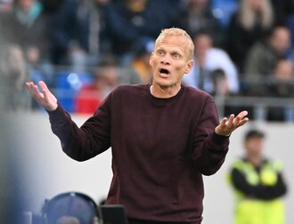 Schalkes Trainer Karel Geraerts steht nach der Niederlage in Karlsruhe im Fokus. Schalkes Trainer Karel Geraerts steht nach der Niederlage in Karlsruhe im Fokus.