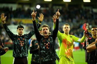Torhüter Manuel Neuer feiert mit seinen Kollegen den 6:1-Sieg in Kiel. Torhüter Manuel Neuer feiert mit seinen Kollegen den 6:1-Sieg in Kiel.