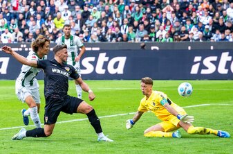 Erster Treffer von Demirovic. Erster Treffer von Demirovic.