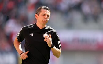 Schiedsrichter Deniz Aytekin fällt auf unbestimmte Zeit aus. Schiedsrichter Deniz Aytekin fällt auf unbestimmte Zeit aus.