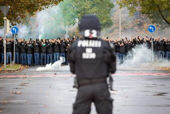 Der deutsche Fußball erarbeitet Vorschläge gegen Gewalt rund um die Spiele. Der deutsche Fußball erarbeitet Vorschläge gegen Gewalt rund um die Spiele.