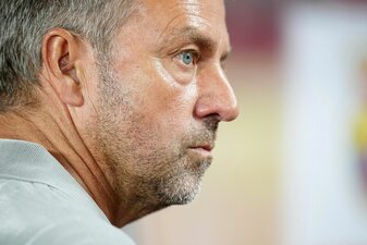 Hansi Flick musste im ersten Champions-League-Spiel mit Barcelona die erste Niederlage hinnehmen. Hansi Flick musste im ersten Champions-League-Spiel mit Barcelona die erste Niederlage hinnehmen.