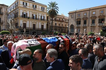 Der Sarg von Toto Schillaci wird in Palermo über einen Platz getragen. Der Sarg von Toto Schillaci wird in Palermo über einen Platz getragen.