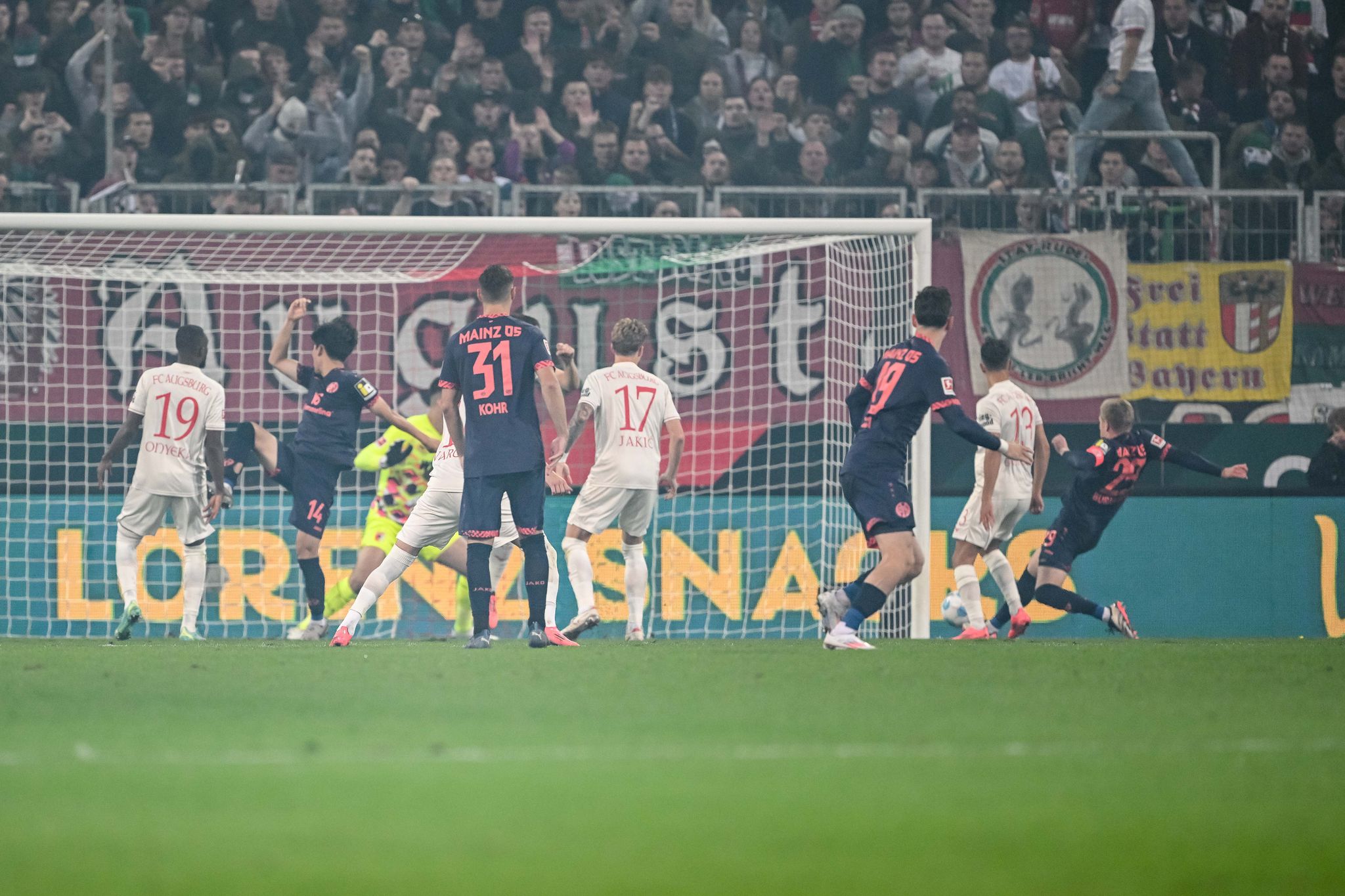 Jonathan Burkardt (r) trifft zum 3:1 für Mainz.