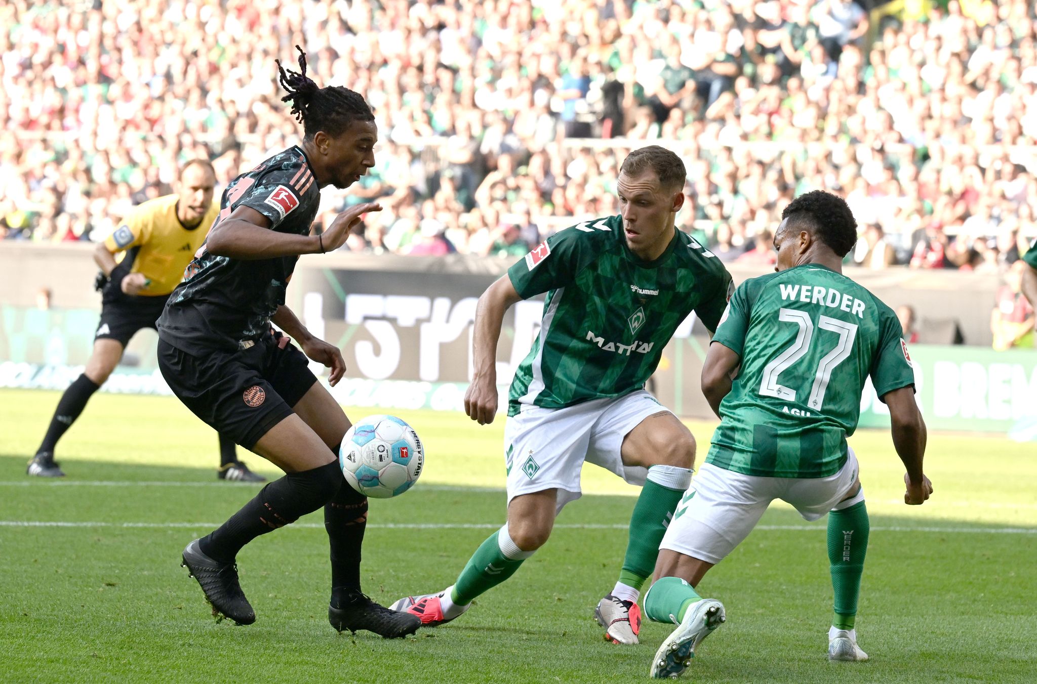 Michael Olise (l) brachte Bayern München früh in Führung.