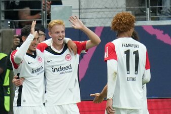 Hugo Larsson bejubelt seinen Führungstreffer für Eintracht Frankfurt. Hugo Larsson bejubelt seinen Führungstreffer für Eintracht Frankfurt.
