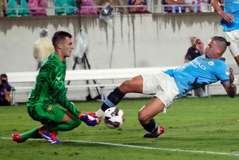 Er hofft auf seine Chance nach der schweren Knieverletzung von Marc-André ter Stegen. Er hofft auf seine Chance nach der schweren Knieverletzung von Marc-André ter Stegen.