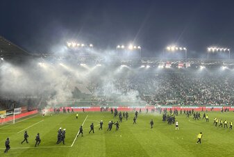 Schwere Ausschreitungen beim Wiener Stadtderby. Schwere Ausschreitungen beim Wiener Stadtderby.