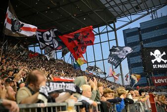 Der FC St. Pauli will mit einem Genossenschaftsmodell für die Fans Schulden tilgen. Der FC St. Pauli will mit einem Genossenschaftsmodell für die Fans Schulden tilgen.