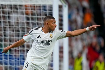 Real Madrids Kylian Mbappé droht nach einer Oberschenkelverletzung eine dreiwöchige Pause. Real Madrids Kylian Mbappé droht nach einer Oberschenkelverletzung eine dreiwöchige Pause.